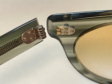 画像をギャラリービューアに読み込む, オリバーピープルズの丁番は不可がかかると折れてしまいます。