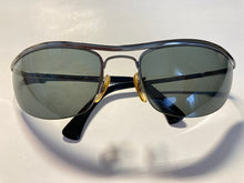 画像をギャラリービューアに読み込む, レイバンの特徴的な形状のサングラス