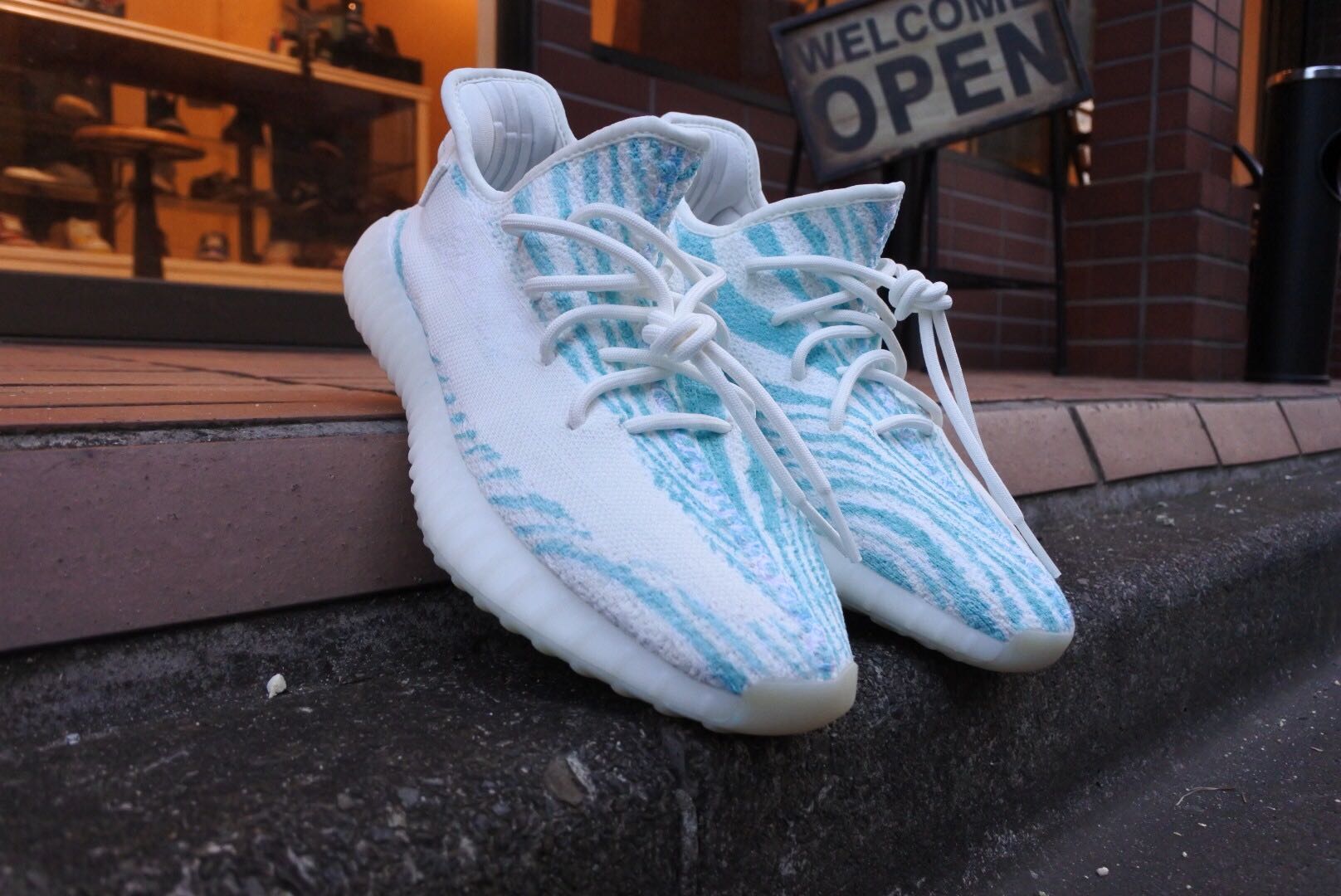 ゼブラ for YEEZY BOOST painted by TAKUMI KIDOKORO – アトランダム